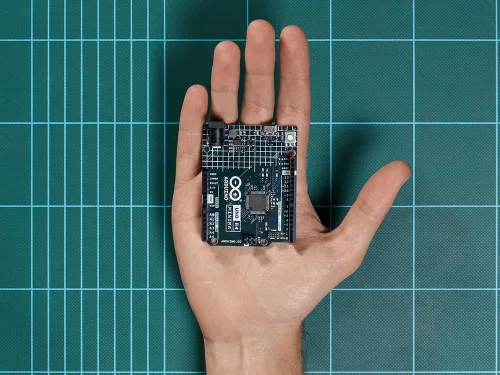 Vista 8 de Arduino UNO R4 Mínima [ABX00080]