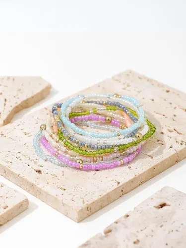 Vista 3 de Caiyao 12 pulseras apilables con cuentas de resina multicapa bohemia, pulseras elásticas de cuentas de cristal de colores, pulseras elásticas de 10