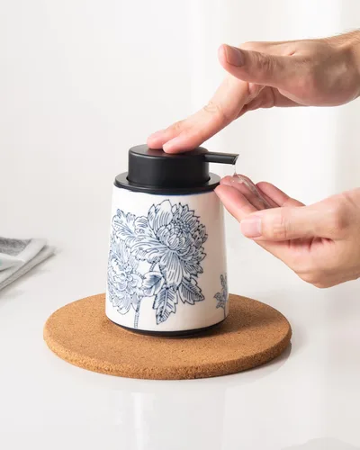 Vista 4 de Dispensador de jabón de manos para baño, dispensador de loción de cerámica, accesorios de baño chinoiserie, flores y ramas azules y blancas