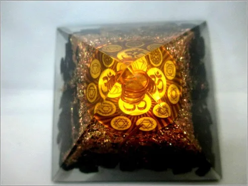Vista 3 de Jet Turmalina Orgón Aum Pirámide Chakra Equilibrio de 2.5 pulgadas Natural Cargado Armonizador Energía Activación 3er Ojo Meditación Vastu Curación