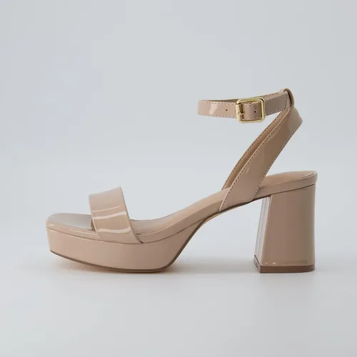 Vista 3 de CUSHIONAIRE Sandalia de vestir con plataforma Cherry para mujer + espuma viscoelástica y anchos disponibles