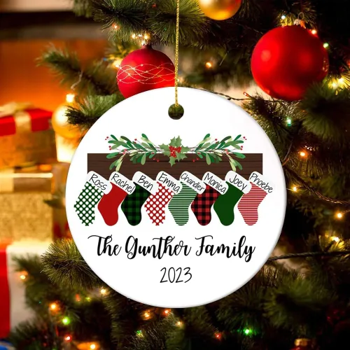 Vista 2 de Adorno de Navidad personalizado para familia, adorno de calcetín de Navidad, adorno familiar para nietos, adorno de Navidad familiar 2023