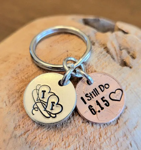 Vista 10 de Tucker's Trinkets And Treasures Personalized Anniversary Year Penny, I Still Do Key Chain, Wedding Anniversary, Couples Gift