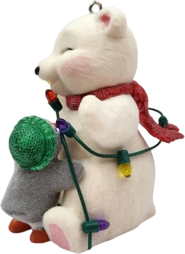 Vista 6 de Hallmark Adorno navideño de recuerdo 2019 con fecha de año Bola de nieve y esmoquin Decking The Halls Oso polar y pingüino