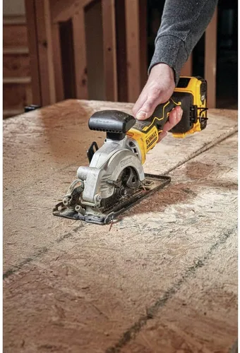 Vista 7 de DEWALT ATOMIC 20V MAX* Kit de sierra circular, 4-1/2 pulgadas (DCS571P1)