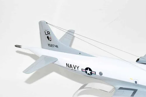 Vista 6 de VP-24 Batmen 1969 Modelo P-3B, modelo a escala de caoba