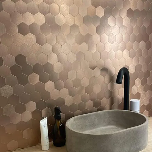 Vista 7 de Azulejos hexagonales para despegar y pegar, panel de textura de aluminio cepillado de cobre claro, azulejos de mosaico autoadhesivos para cocina