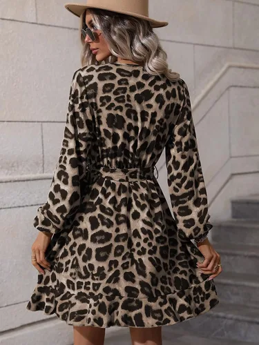 Vista 2 de WDIRARA Vestido corto con estampado de leopardo y cuello en V, manga larga, dobladillo con volantes, acampanado, para mujer