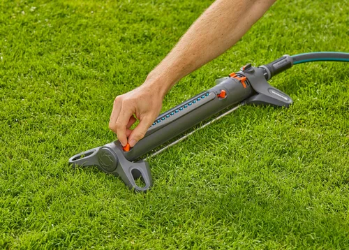 Vista 5 de GARDENA 20570 Hasta 3800 pies cuadrados - Aspersor oscilante ajustable AquaZoom para patio, para regar césped y jardín de gran área. El aspersor