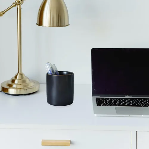 Vista 3 de HANKOR Portalápices de cerámica para escritorio - Lindo organizador de taza para bolígrafos y brochas de maquillaje con ribete dorado estético