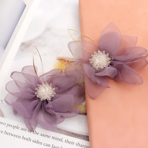 Vista 4 de Elegantes aretes grandes de pétalo grande para mujer, aretes colgantes de flores grandes con diamantes de imitación con borla floral de gasa