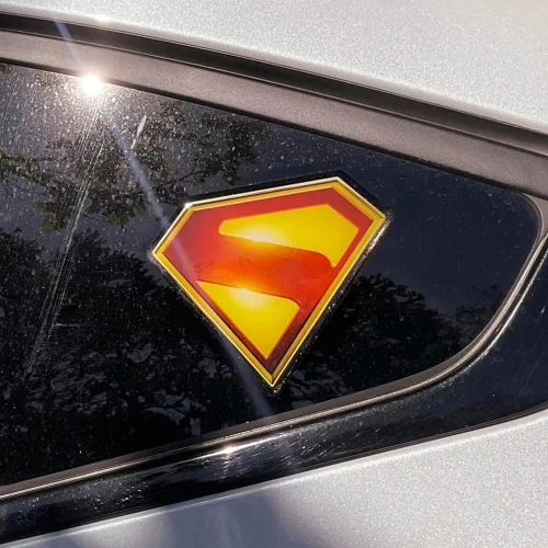 Vista 2 de Fan Emblems Calcomanía cromada para automóvil con licencia oficial de Superman (película de Superman 2025)
