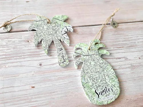 Vista 6 de Ornament Destin, FL Sailboat Map Ornament 4” Wood Hanging Map Ornament with Artwork & Charm Perfect for Wine Bottles, Gift Bags, or Christmas