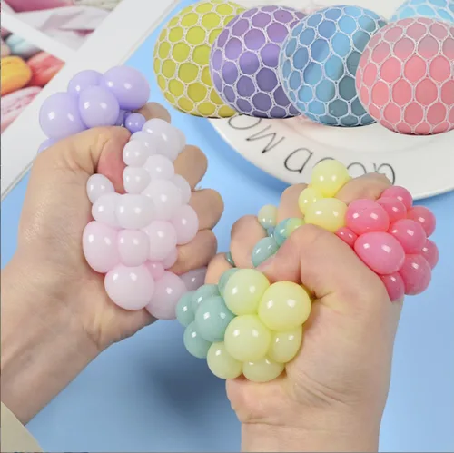 Vista 3 de Bolas de presión de malla de uva suave de colores, bolas de presión de cambio de color, herramienta de utilería para aliviar el estrés, bolas
