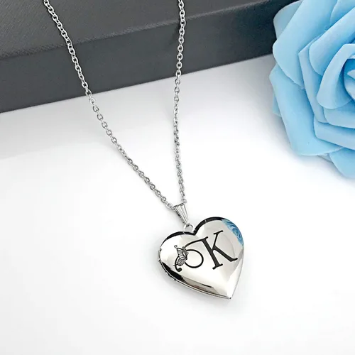 Vista 5 de MUERDOU Collar con medallón de mariposa que sostiene fotos, letra inicial del alfabeto en forma de corazón, foto con medallón de memoria, Esmalte
