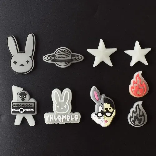 Vista 4 de Juego de 8 dijes para decoración de zapatos, pulsera de BUNNY que brillan en la oscuridad, regalos de fiesta, niños, niñas, hombres y mujeres, 8