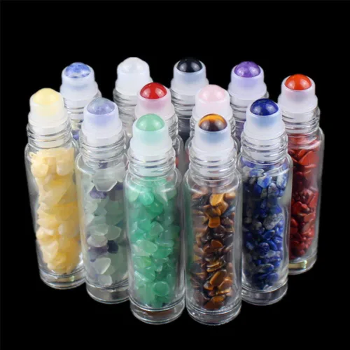 Vista 4 de Paquete de 5 botellas transparentes de 0.3 fl oz con chips de cristal de chakra naturales para aceites esenciales, botellas enrollables de vidrio