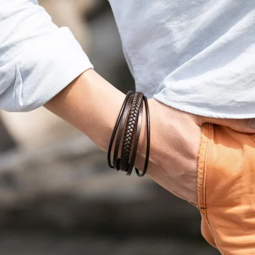 Vista 5 de murtoo Pulsera de cuero para hombre con cierre de piel de vaca multicapa trenzada pulsera para hombre