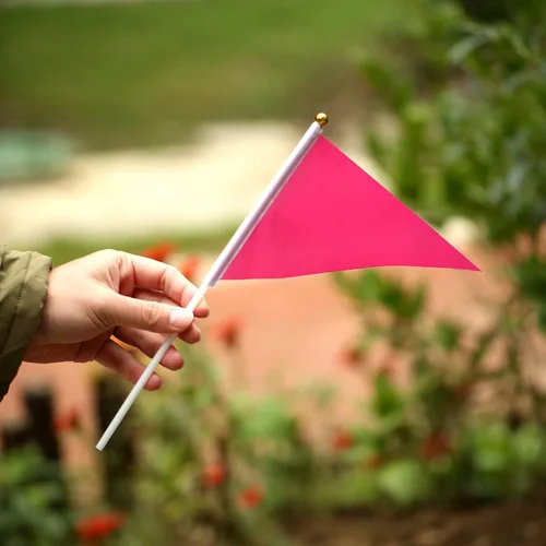 Vista 5 de Paquete de 100 banderas de banderín de color rosa, banderines triangulares, color rosa sólido, pequeñas banderas pequeñas en palo
