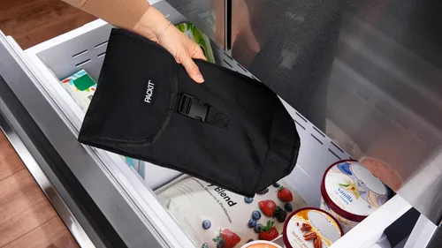 Vista 4 de PackIt Bolsa de vino congelable, se adapta a una botella de 25.4 fl oz, color negro Built-in ice packs, EcoFreeze+ Technology, Adjustable shoulder