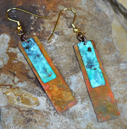 Vista 2 de Elaine Coyne Pendientes alargados de rectángulo en estilo bohemio chic con pátina verdigris y pátina terrestre
