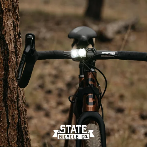 Vista 5 de State Bicycle Co. Luz de bicicleta. Luces LED. Luces de bicicletas para montar de noche, ciclismo. Recargable por USB, juego de luces delanteras