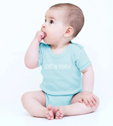 Vista 2 de CBTwear Cries in Spanish - Divertida familia bilingüe - Lindo mono de bebé de una pieza para bebé