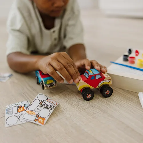 Vista 7 de Coche de carreras DYO de Melissa & Doug.