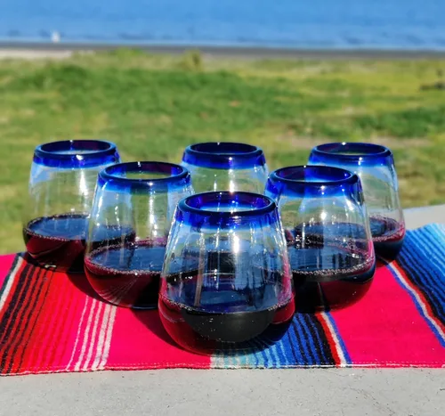 Vista 2 de Dos Sueños Copas de vino mexicanas sopladas a mano, juego de 6 vasos con bordes azul cobalto (15 onzas)