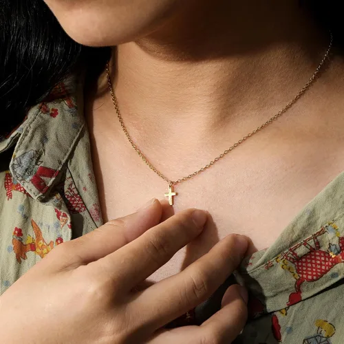 Vista 6 de Delicado collar de cruz dorada para mujer, regalo de cruz para nieta, hija, mamá, abuela, sobrina, mejores amigas, hermana, gargantilla pequeña