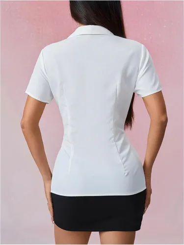 Vista 2 de SweatyRocks Camisa de vestir plisada de manga corta con botones y cuello ajustado para mujer