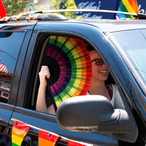 Vista 5 de Geetery 6 abanicos gay plegables de arco iris extragrandes de 13.3 pulgadas, fanáticos LGBT de 13.3 pulgadas, fanáticos del orgullo del festival