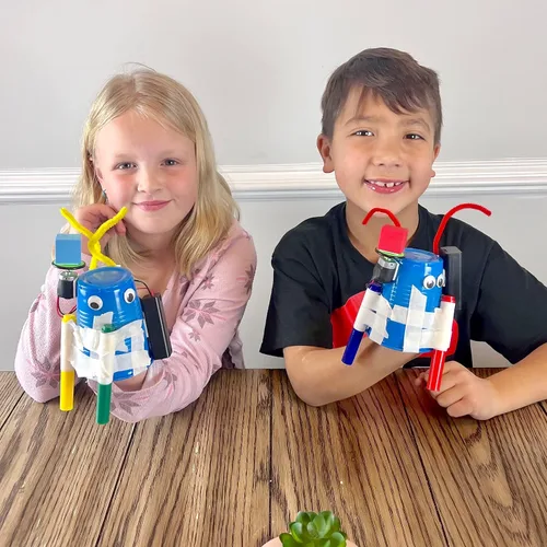 Vista 5 de Scribble Bot Kit, paquete de 2 – Construye 2 robots de dibujo motorizados, kit completo de proyecto STEM para aulas, a partir de 8 años