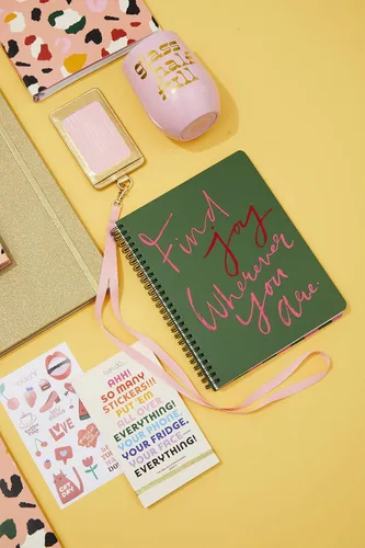 Vista 3 de ban.do - Cuaderno pequeño con espiral, diseño verde, con frase, 9 x 7 pulgadas, con bolsillos y 160 páginas a rayas, Encontrar alegría (Find Joy)