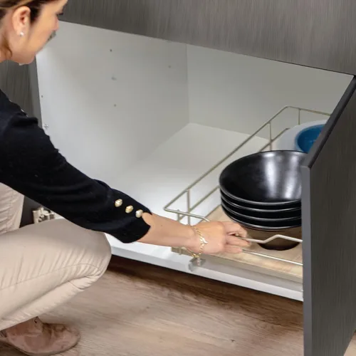 Vista 8 de Home Zone Living Organizador de gabinete de cocina extraíble con cajón deslizante para almacenamiento que ahorra espacio, 14"A x 21"L, acabado