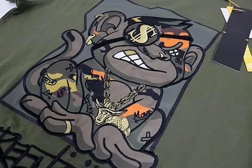 Vista 6 de SCREENSHOT - Camiseta con estampado de gel de alta densidad con bordado urbano de alta densidad