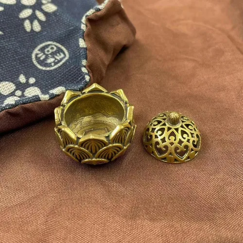 Vista 6 de 2 piezas de mini soporte de incienso de flor de loto de latón, estilo caligrafía, quemador de incienso cerrado, adorno de escritorio, atrapasamanos