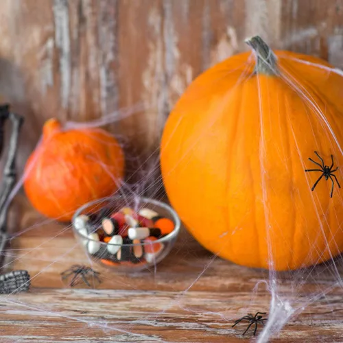 Vista 6 de Boao 6 telarañas elásticas de Halloween con 12 arañas de plástico para decoración de Halloween en interiores y exteriores Stretch Cobwebs