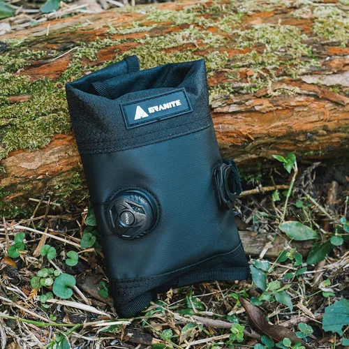 Vista 2 de Granite Bolsa de herramientas para ruedas de grava para bicicleta de montaña de carretera con sistema de bloqueo de dial para accesorios