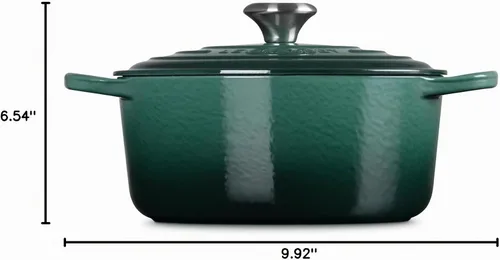 Vista 9 de Le Creuset Horno holandés redondo Signature de hierro fundido esmaltado, 4.5 cuartos de galón., Artichaut