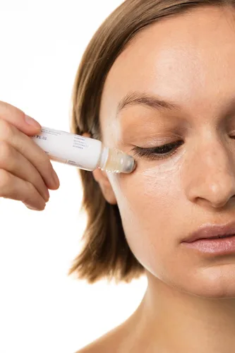 Vista 3 de KORRES Greek Yoghurt Wide Awake Eye Gel Serum con ácido hialurónico y cafeína para ojeras y ojos hinchados, Roller Ball, iluminador e hidratante