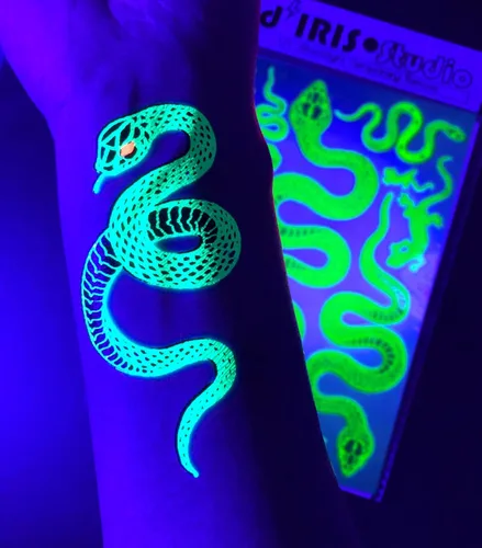 Vista 3 de Tatuajes temporales reactivos a los rayos UV – 1 hoja de diseño de serpiente, pintura corporal, accesorios de festival de luz negra, suministros
