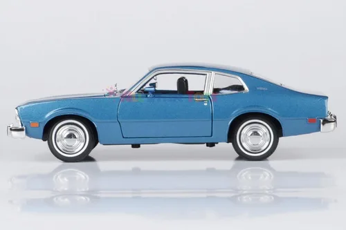 Vista 3 de 1974 Maverick 1:24 Modelo de réplica fundida a presión por Motormax Forgotten Classics Series 79042 (azul)
