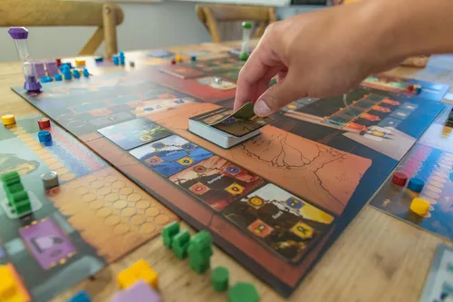 Vista 6 de Stonemaier Games: Péndulo por Travis P Jones Un juego de mesa de estrategia de colocación de trabajadores, optimización del tiempo El tiempo es