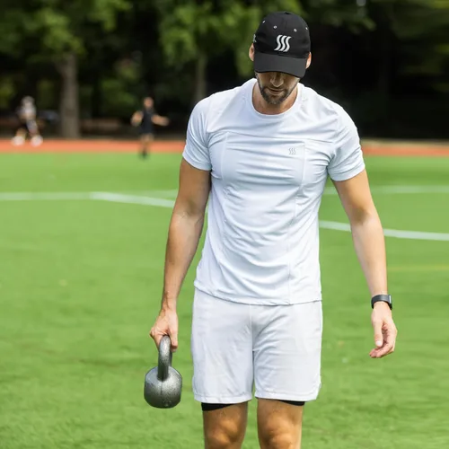 Vista 10 de SAAKA Sombrero de rendimiento para hombres y mujeres. Ajustable, absorbe el sudor. Golf, tenis, correr y deportes.
