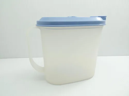 Vista 3 de Tupperware Vintage Slim Line - Jarra transparente para refrigerador de 1 cuarto de galón con tapa azul