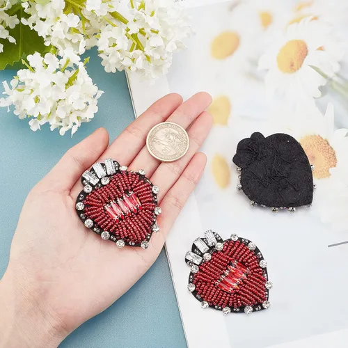 Vista 3 de INFUNLY Parche de corazón de diamantes de imitación, 3 parches de cuentas de corazón hechos a mano, corazón rojo para coser en apliques, insignias