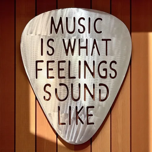 Vista 3 de Top Brass Arte de pared jumbo de metal con púa de guitarra de 16 pulgadas, cita "Music Is What Feelings Sound Like", decoración de pared de acero