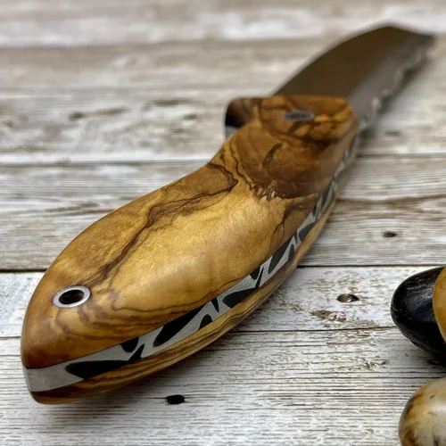 Vista 7 de Cuchillo hecho a mano, cuchillo de bushcraft de espiga completa, mango de madera de olivo N690, cuchillo táctico con funda y arrancador de fuego