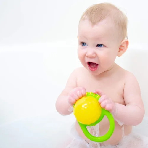 Vista 3 de Sassy Flex & Fill Cups Juguetes de baño de 3 piezas